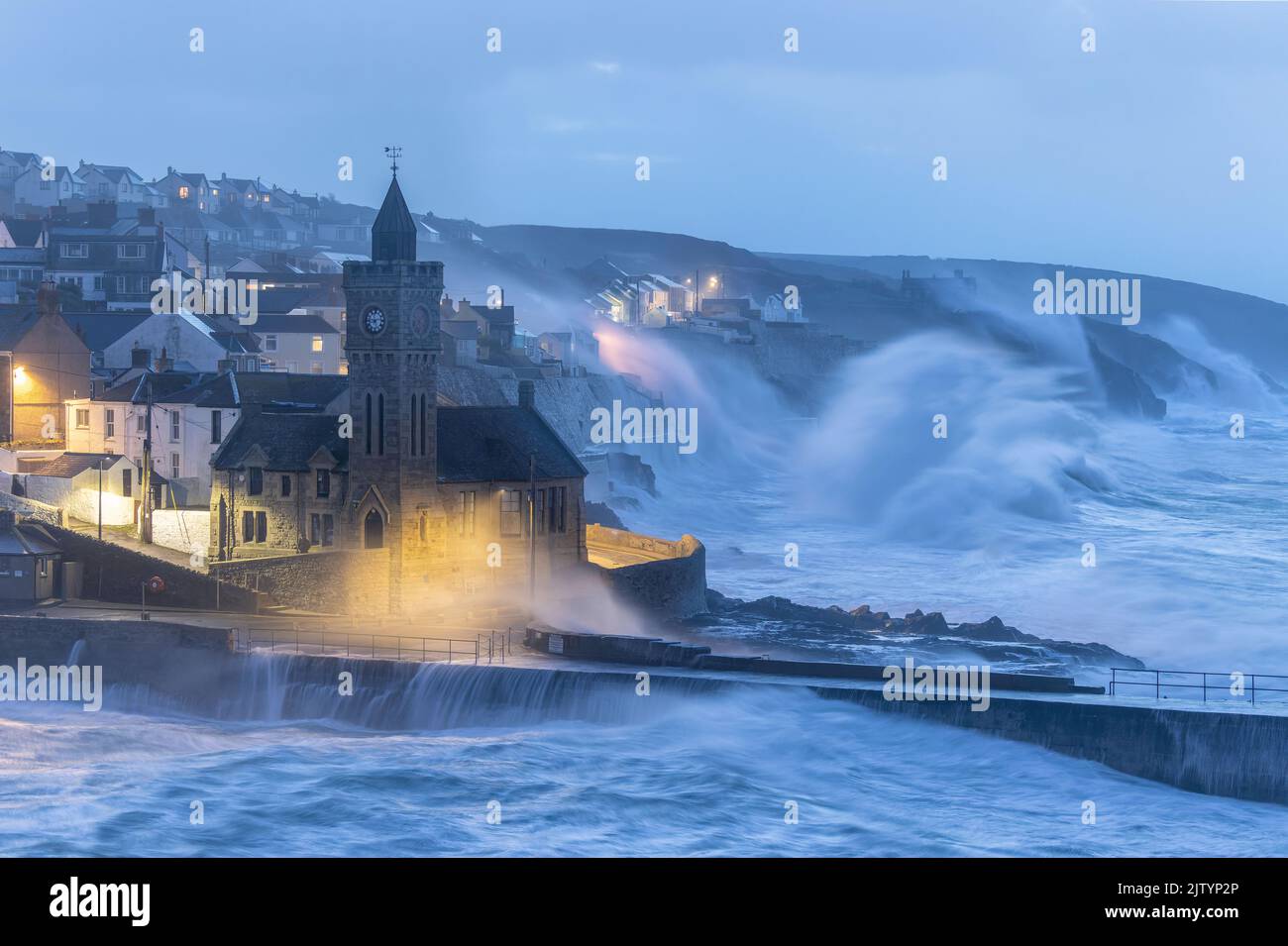 Porthleven durante la tormenta Eunice el 18th de febrero de 2022, Cornwall, Inglaterra, Reino Unido Foto de stock