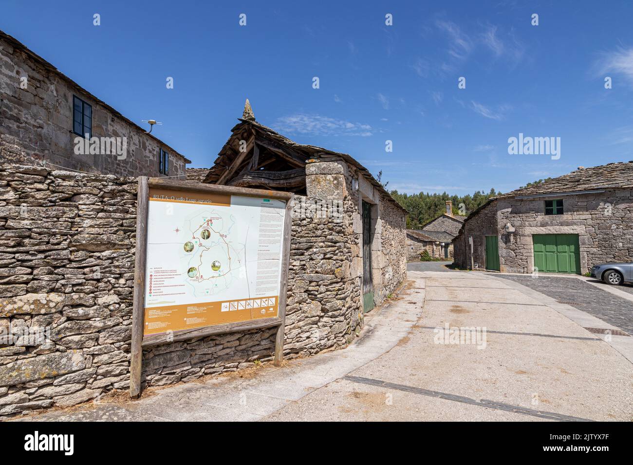 Boveda de Mera, España. Señales informativas sobre el templo romano de Santa Eulalia o Santalla Foto de stock