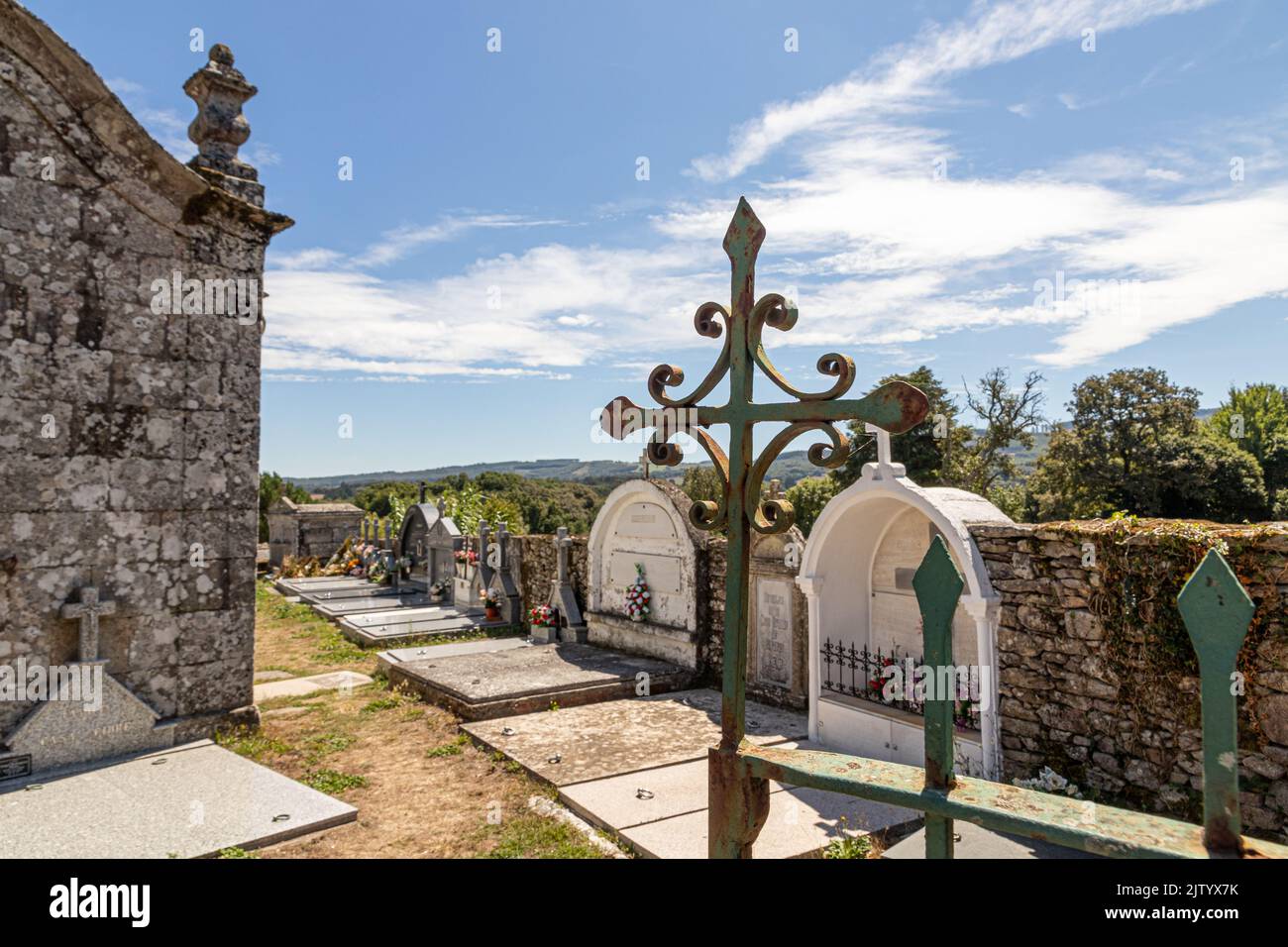 Boveda de Mera, España. El cementerio o cementerio de la iglesia Foto de stock