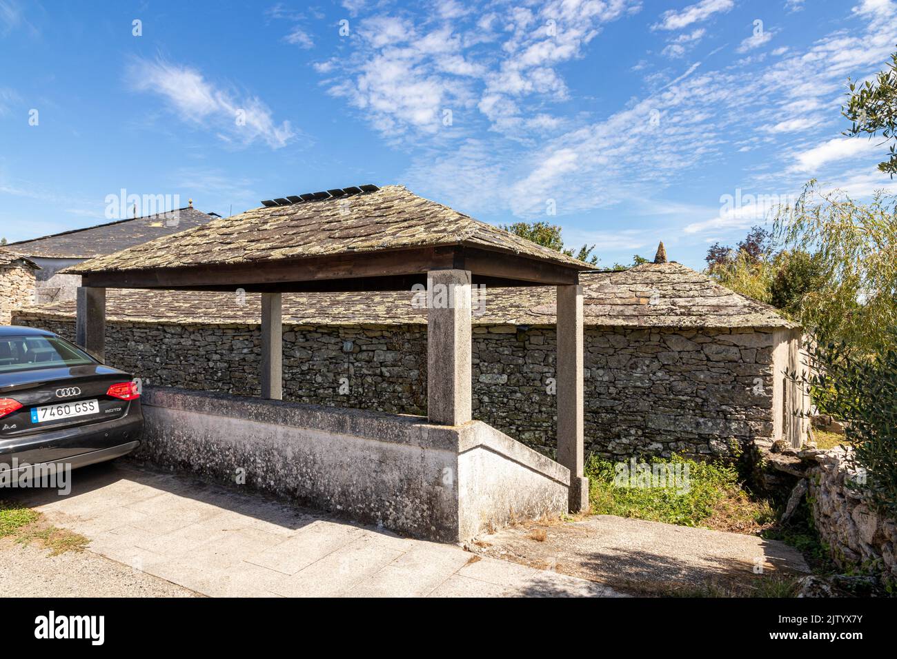 Boveda de Mera, España. Lavadoiro tradicional (lavadero público) en este pequeño pueblo de Galicia Foto de stock