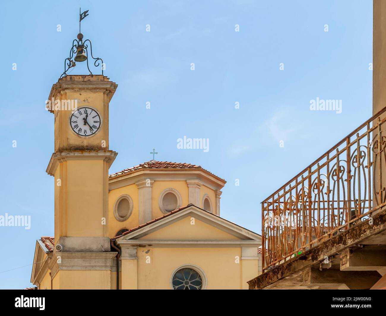 Antigua iglesia parroquial, llamada Baptisterio en el centro histórico de Ponsacco, Pisa, Italia Foto de stock