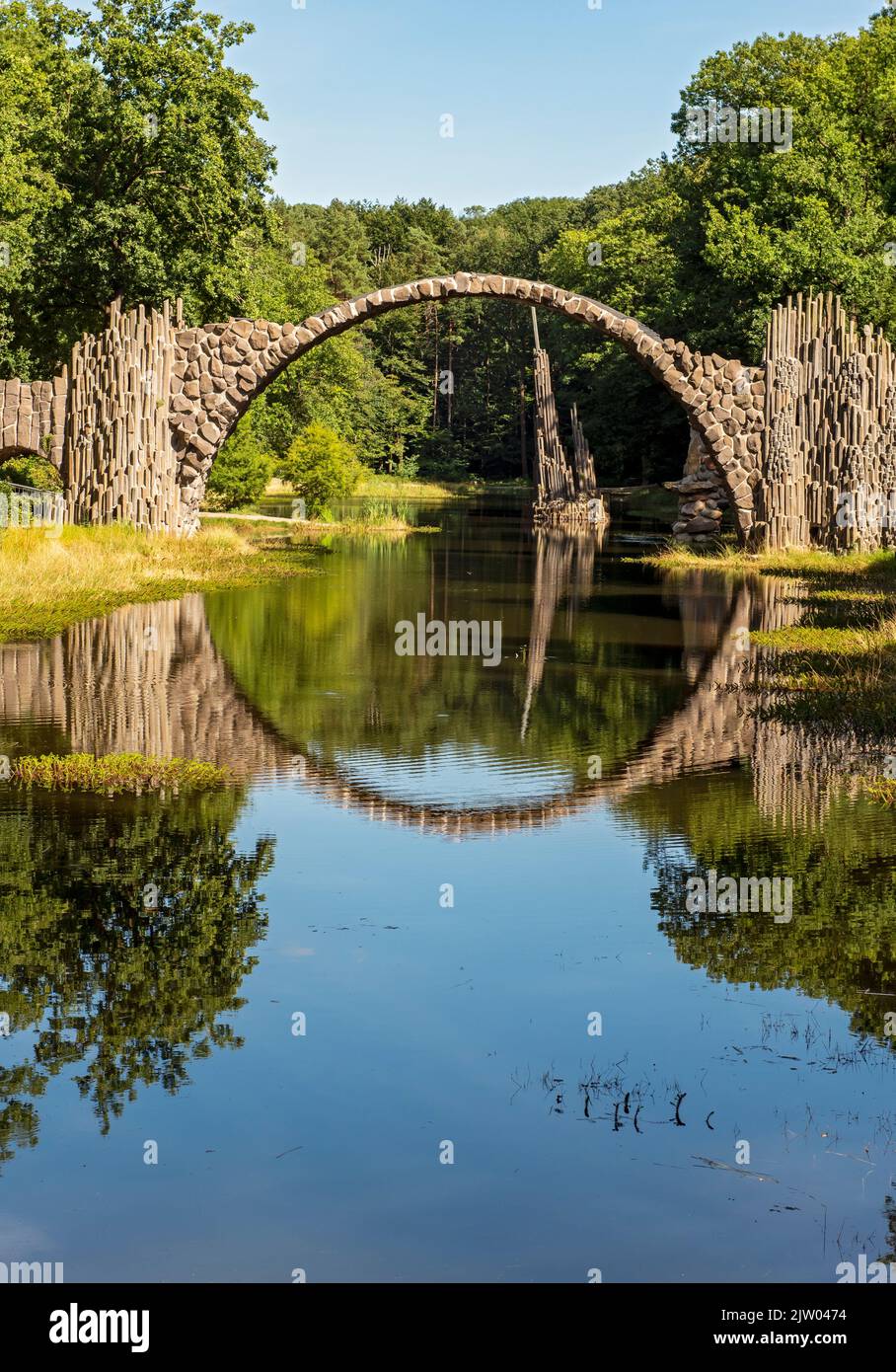 Rakotzbrücke (Puente del Diablo), Azalea y Rhododendron Park Kromlau, Alemania Foto de stock
