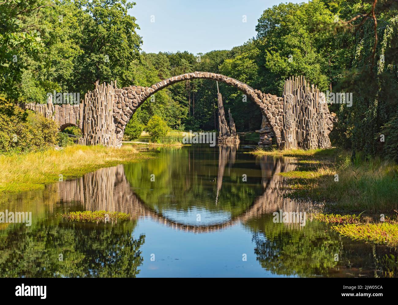 Rakotzbrücke (Puente del Diablo), Azalea y Rhododendron Park Kromlau, Alemania Foto de stock