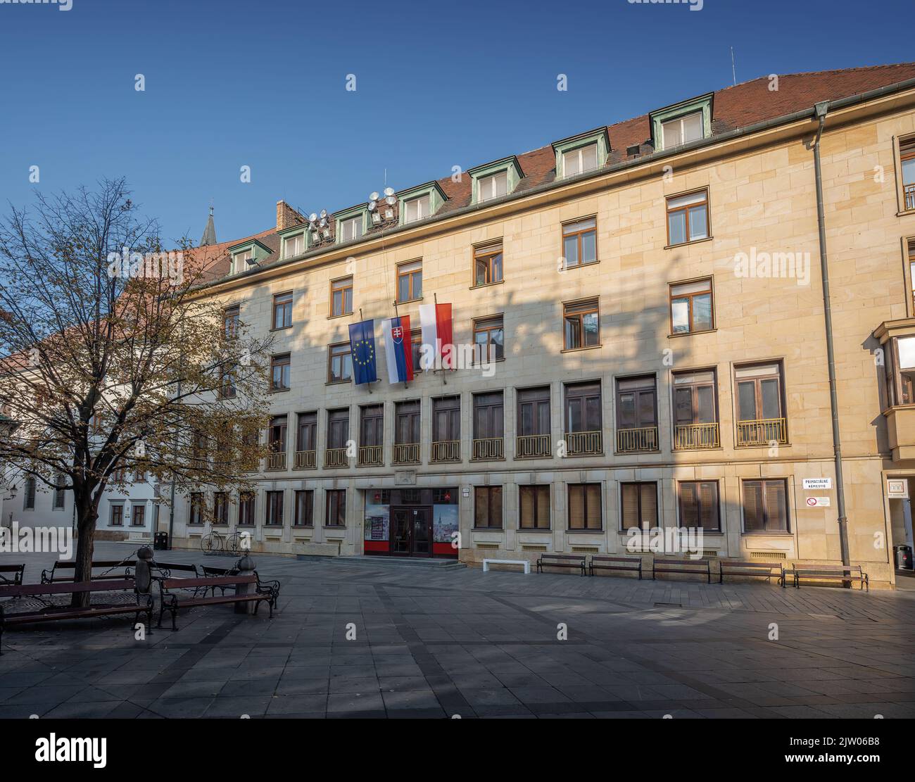 Bratislava NUEVO Ayuntamiento en la Plaza de Primados - Bratislava, Eslovaquia Foto de stock