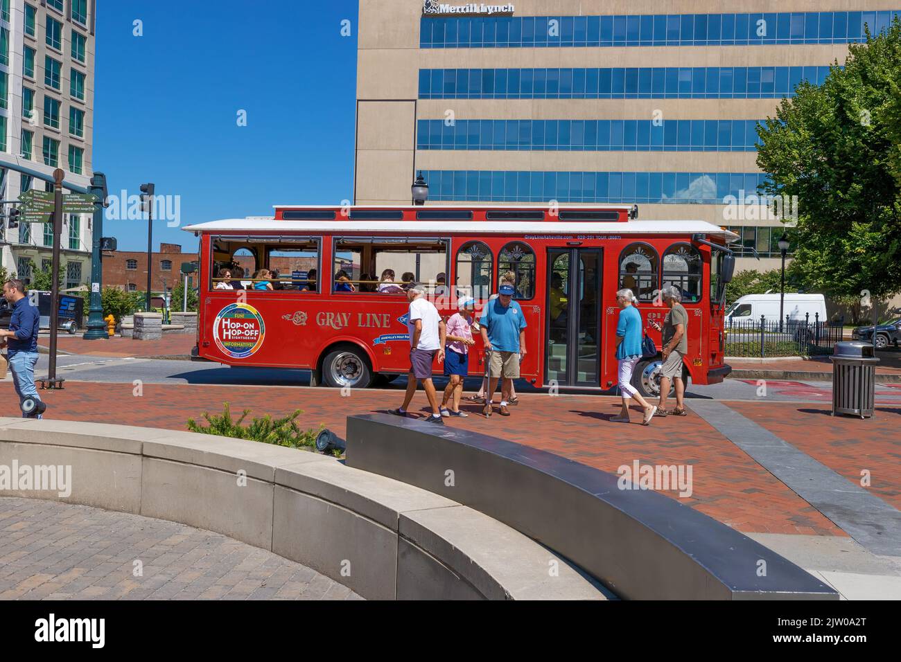 Ashville, Carolina del Norte, EE.UU. - 27 de agosto de 2022: Suba y baje del tranvía en una parada en el centro de Ashville. Foto de stock