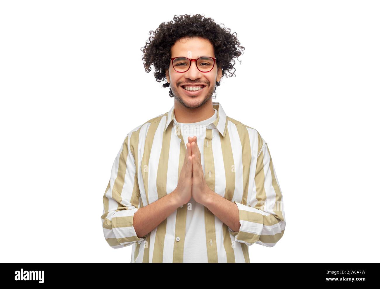 hombre feliz en gafas haciendo gesto namaste Foto de stock