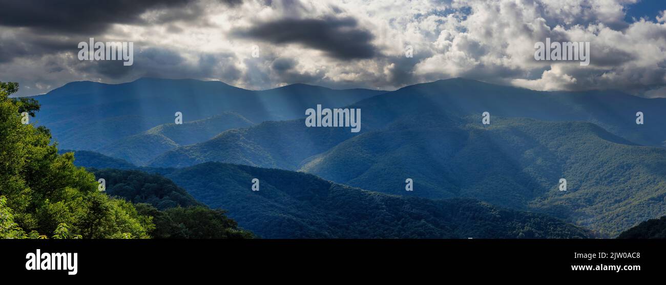Panorama, impresionantes vistas panorámicas de las Montañas Blue Ridge mientras uno viaja por Blue Ridge Parkway en Carolina del Norte, Estados Unidos. Foto de stock