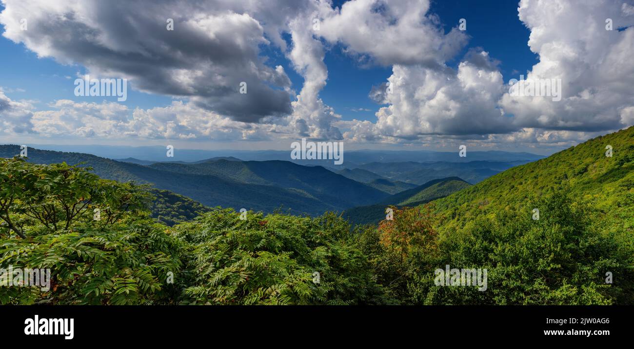Panorama, impresionantes vistas panorámicas de las Montañas Blue Ridge mientras uno viaja por Blue Ridge Parkway en Carolina del Norte, Estados Unidos. Foto de stock