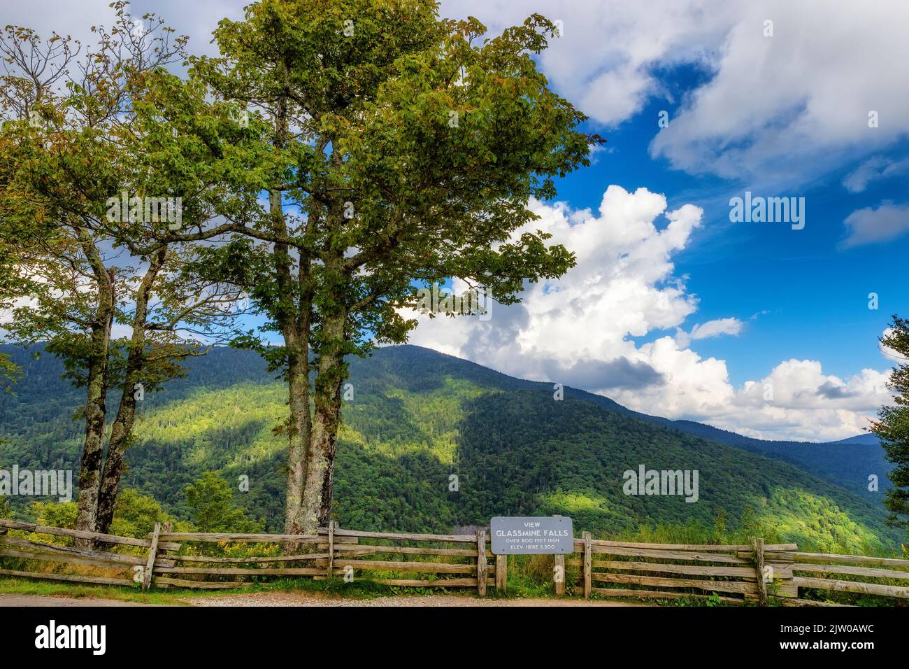 Impresionantes vistas panorámicas de las Montañas Blue Ridge mientras uno viaja por Blue Ridge Parkway en Carolina del Norte, Estados Unidos. Foto de stock