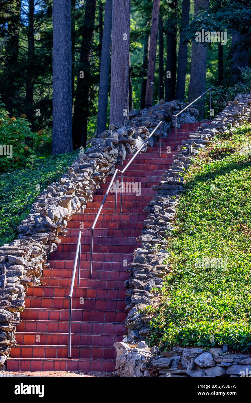Una escalera de ladrillo rojo conduce a un pequeño edificio anexo en Omni Grove Park Inn en Ashville, Carolina del Norte, Estados Unidos. Foto de stock