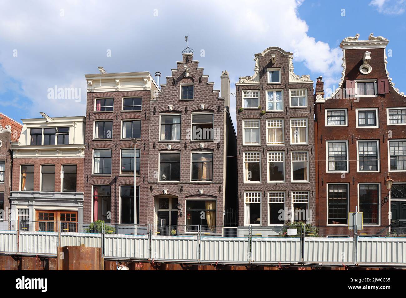 Centro de Ámsterdam, casas antiguas tradicionales y canales. Holanda, Países Bajos, Europa. Foto de stock