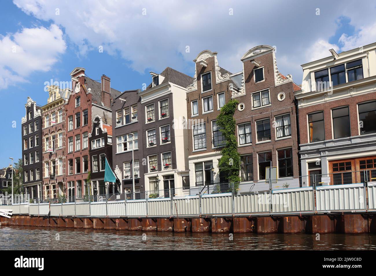 Centro de Ámsterdam, casas antiguas tradicionales y canales. Holanda, Países Bajos, Europa. Foto de stock