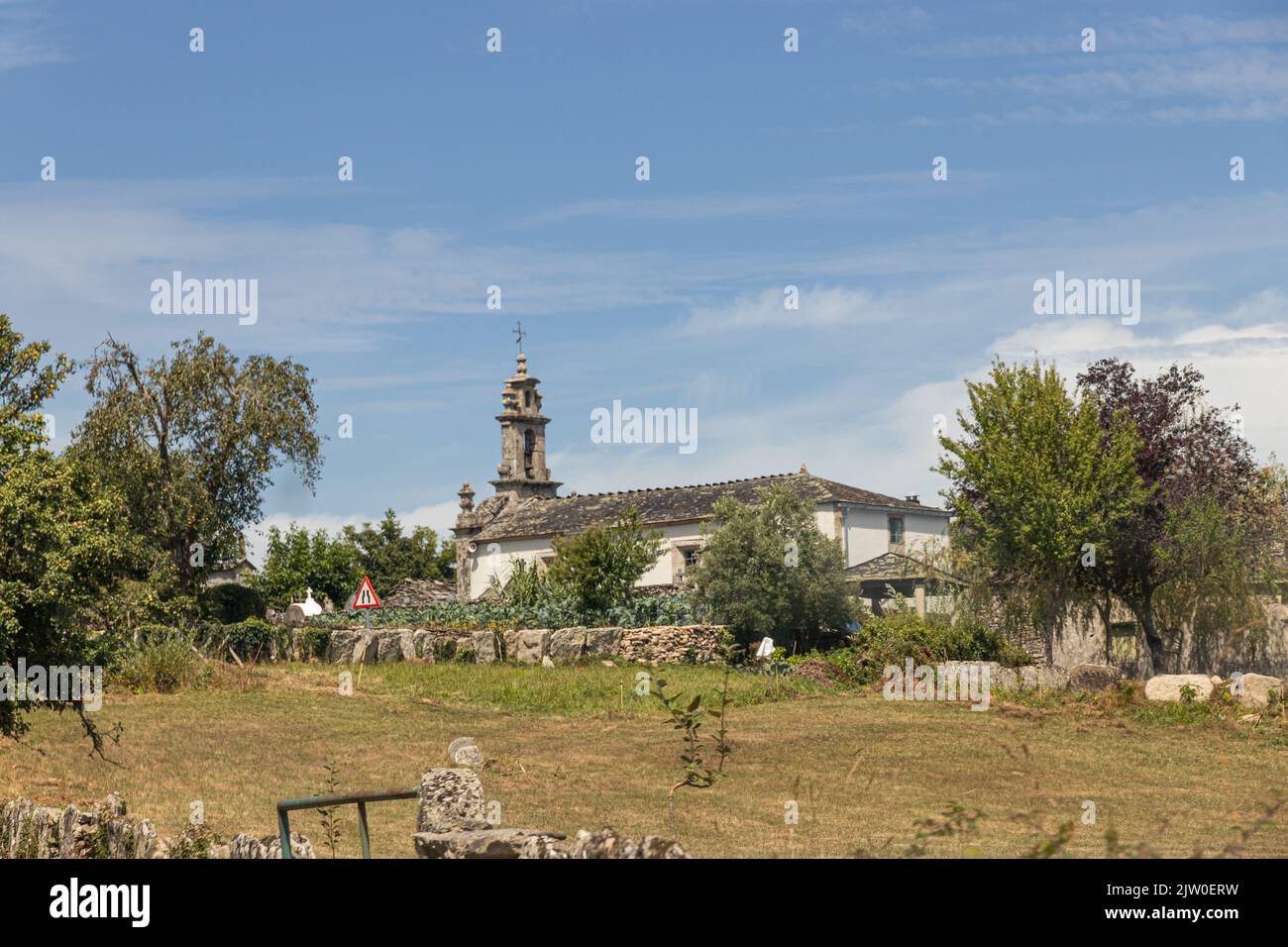 Boveda de Mera, España. La Iglesia de Santalla o Santa Eulalia, un templo católico del siglo 18th en Galicia Foto de stock
