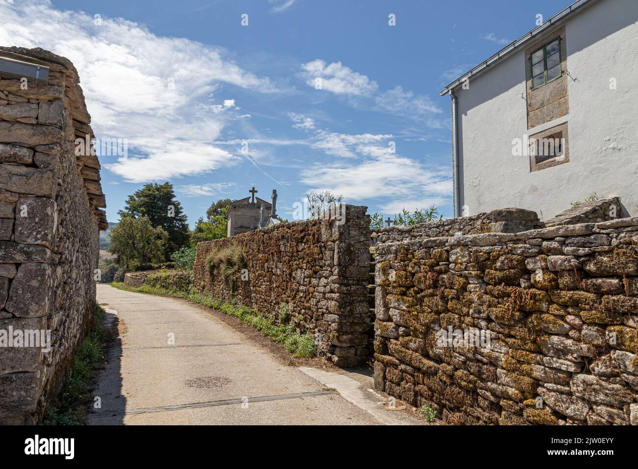 Boveda de Mera, España. Pequeñas casas tradicionales gallegas en este pueblo de Galicia Foto de stock