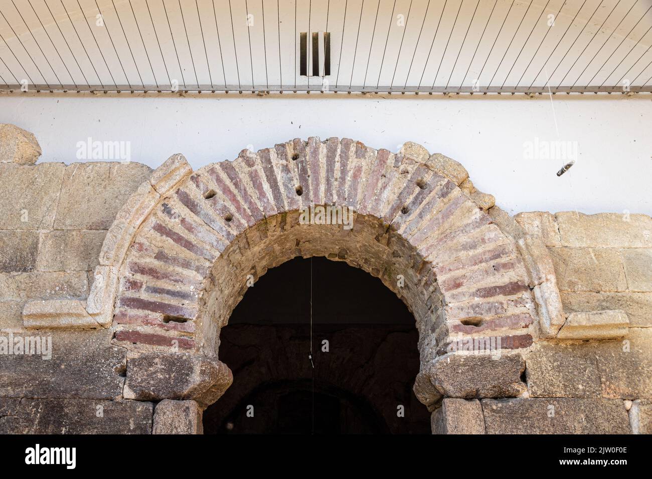 Boveda de Mera, España. El Templo Romano de Santalla o Santa Eulalia, dedicado a la diosa Cibele. Arco de herradura Foto de stock