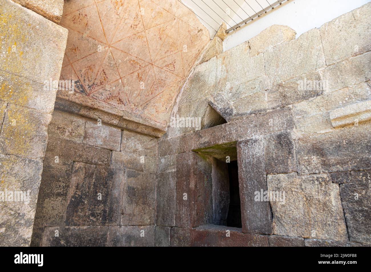 Boveda de Mera, España. El Templo Romano de Santalla o Santa Eulalia, dedicado a la diosa Cibele Foto de stock