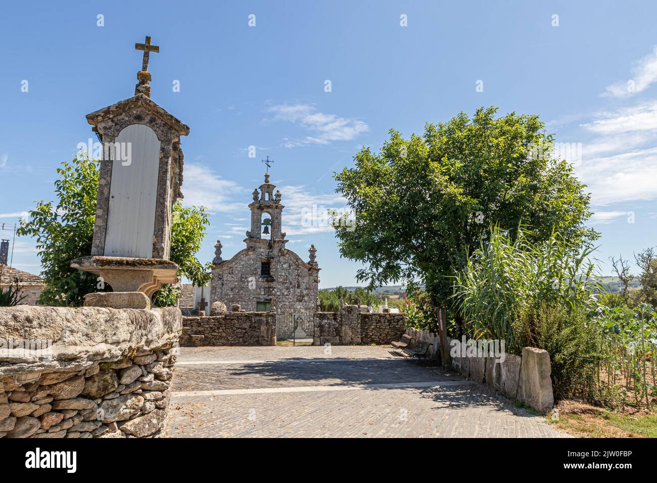 Boveda de Mera, España. La Iglesia de Santalla o Santa Eulalia, un templo católico del siglo 18th en Galicia Foto de stock