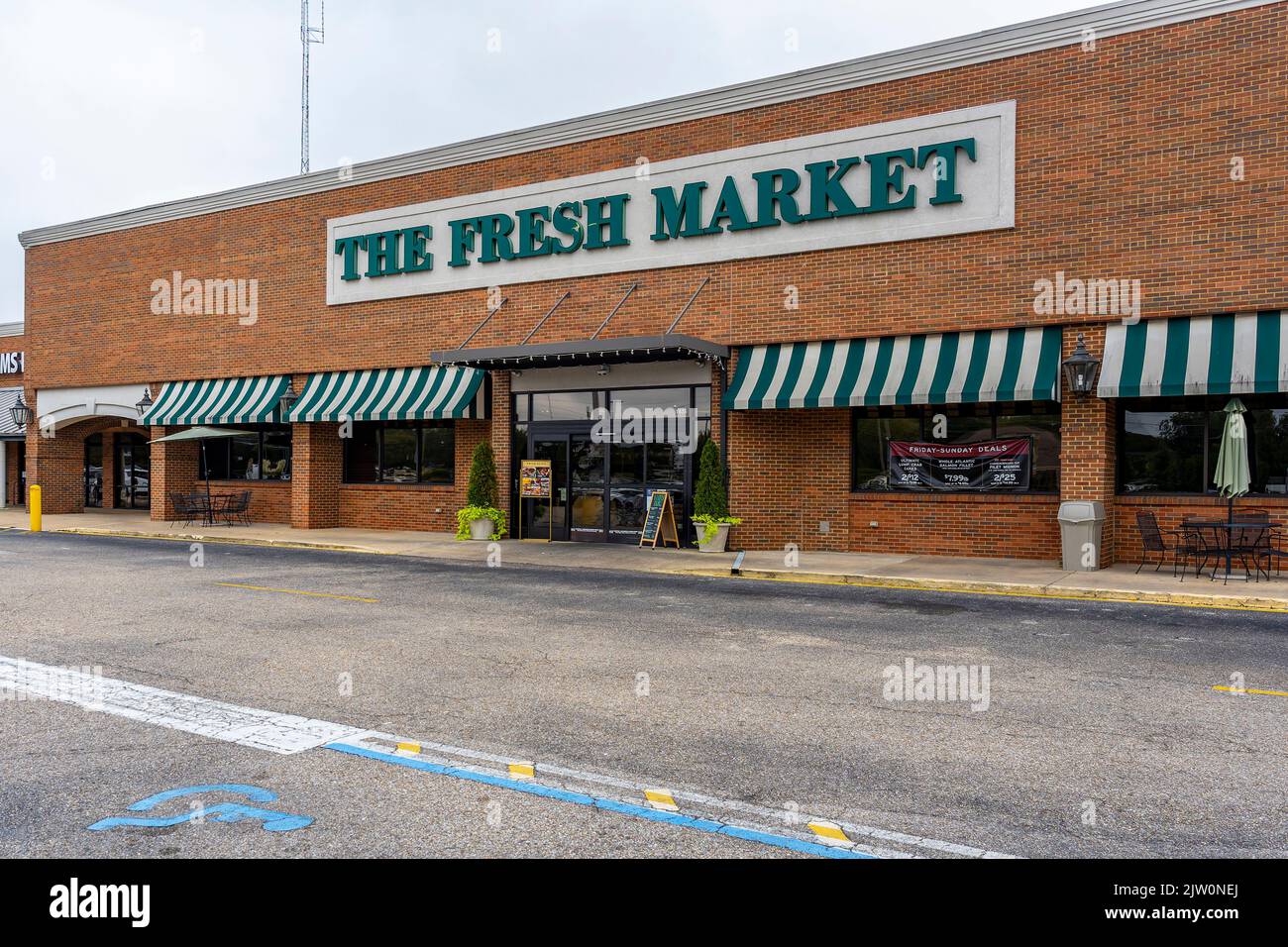 Tienda de comestibles frescos del mercado entrada exterior delantero con signo y letreros en Montgomery, Alabama, Estados Unidos. Foto de stock
