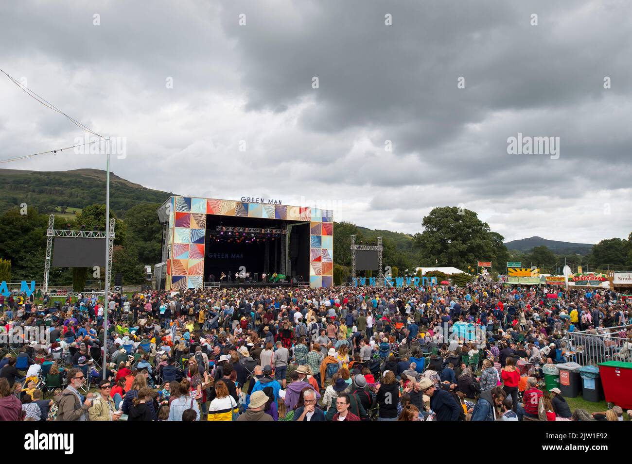 Una visión general del escenario principal del festival Green Man en Crickhowell, Gales, Reino Unido. Foto de stock