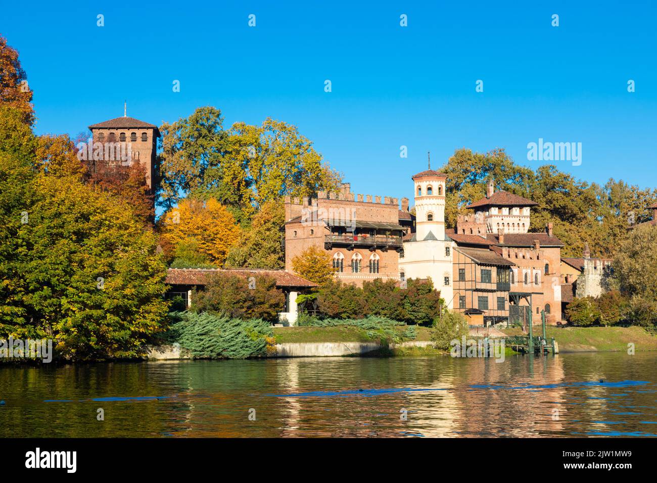 Turín, Italia - Circa Noviembre 2021: Panorama al aire libre con el pintoresco castillo de Turín Valentino al amanecer en otoño Foto de stock