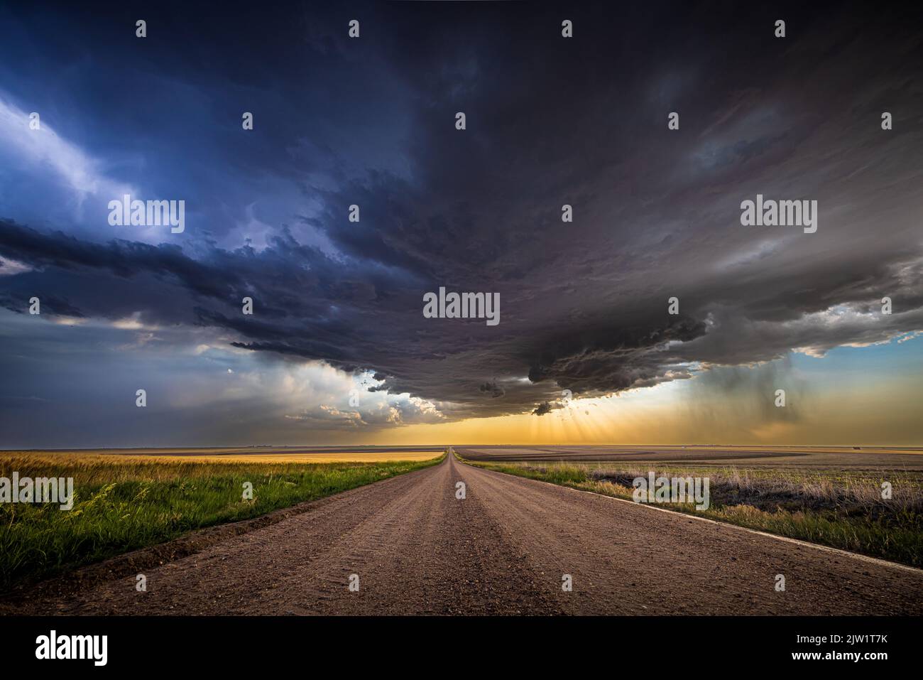 Cielos tormentosos sobre la carretera rural cerca de Grinnell, Kansas Foto de stock