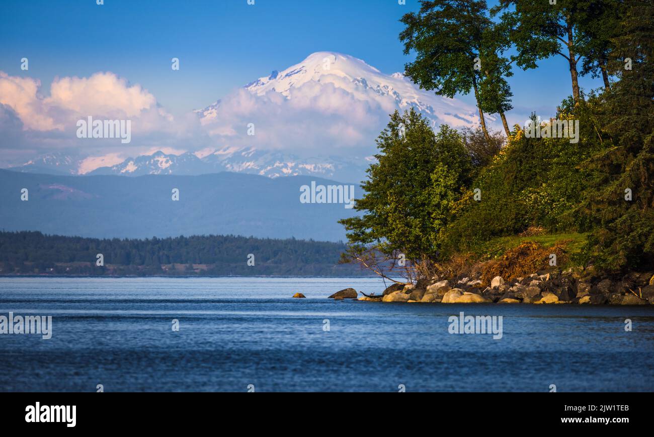 Monte Baker de la Isla Orcas, Washington Foto de stock