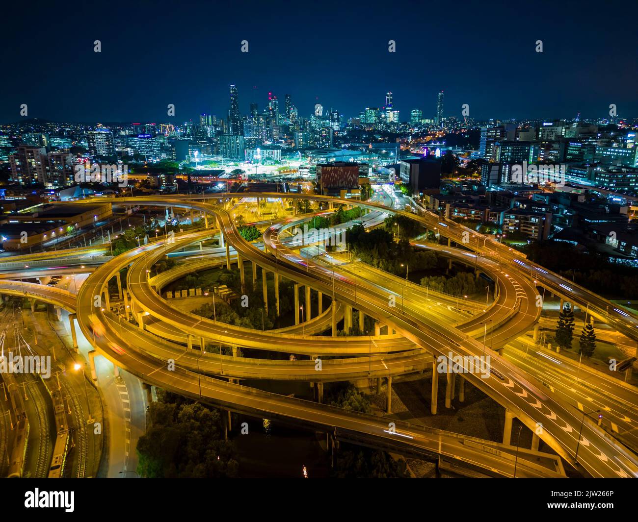 Vista aérea de la ciudad de Brisbane y del tráfico de autopistas en Australia por la noche Foto de stock