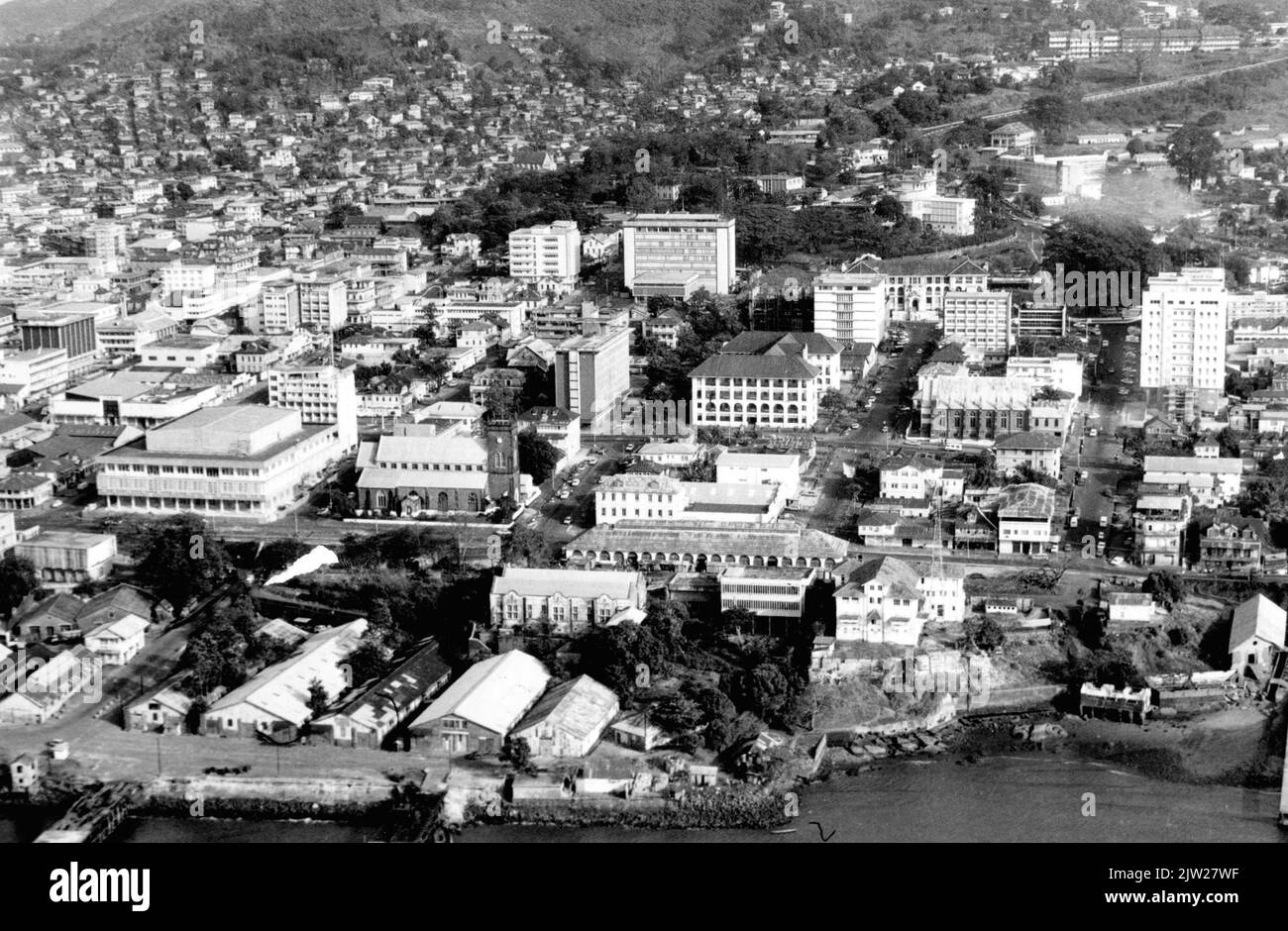Imagen aérea de Freetown, capital de Sierra Leona, África Occidental 1978 Foto de stock