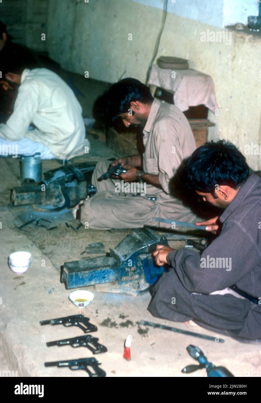 Pistoleros en Dara Adam Khel, agencia tribal, noroeste de Pakistán, 1979 Foto de stock