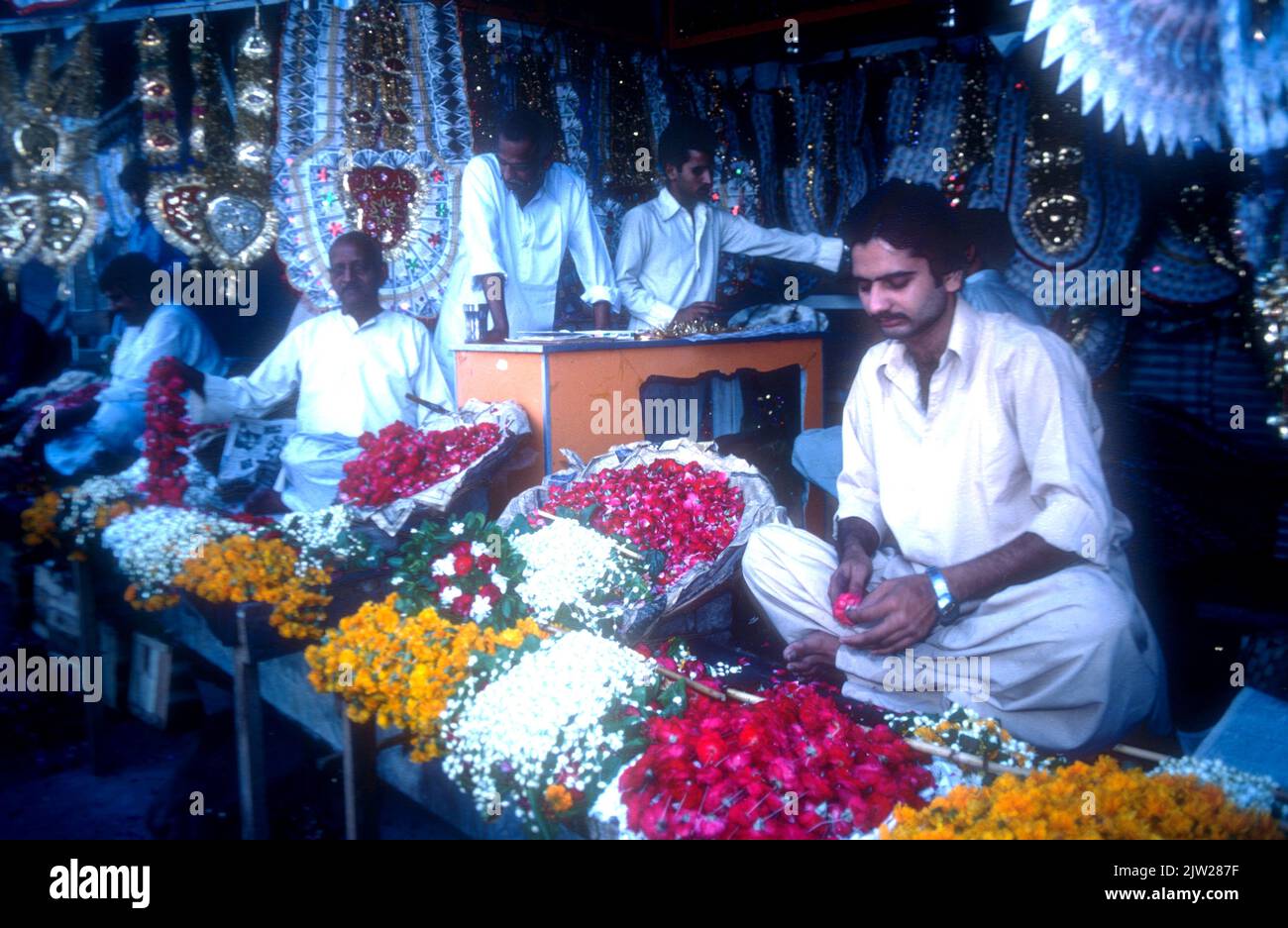 Vendedores de flores fuera de un santuario en Lahore Pakistán Foto de stock