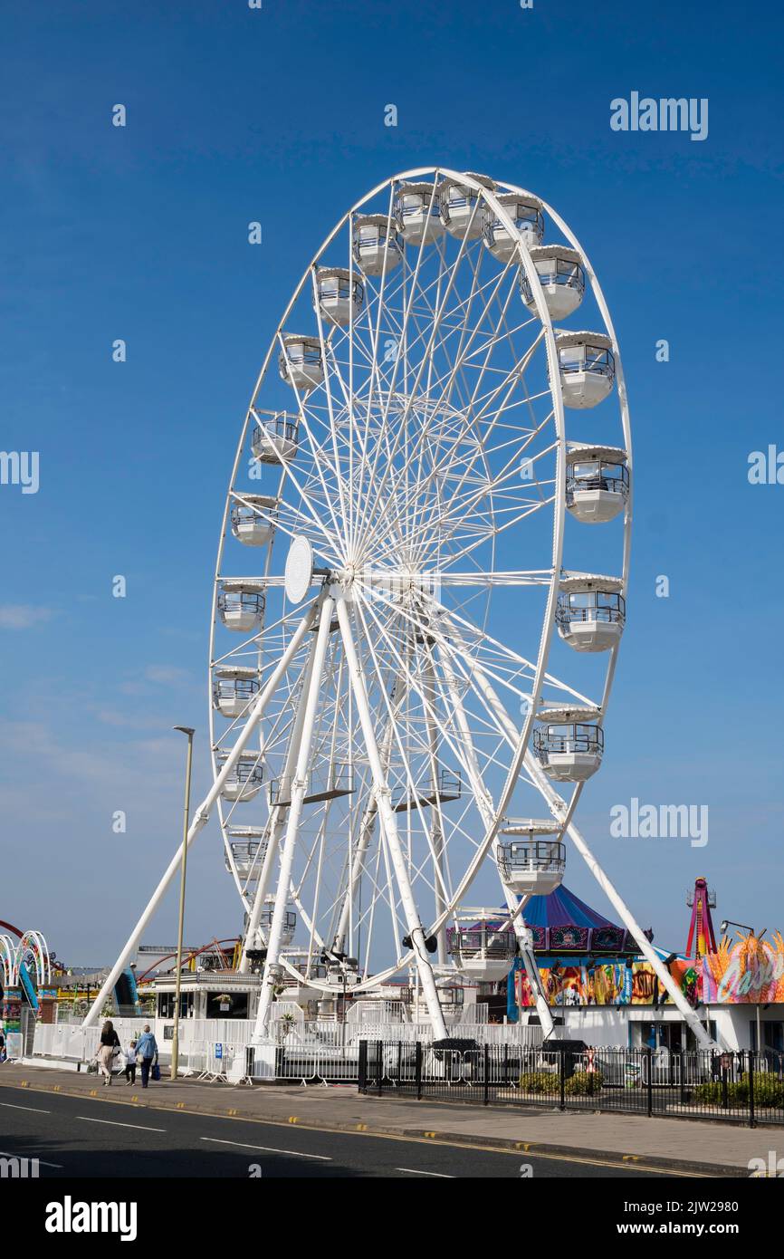The Ferris Wheel at Ocean beach pleasure park en South Shields, Inglaterra, Reino Unido Foto de stock