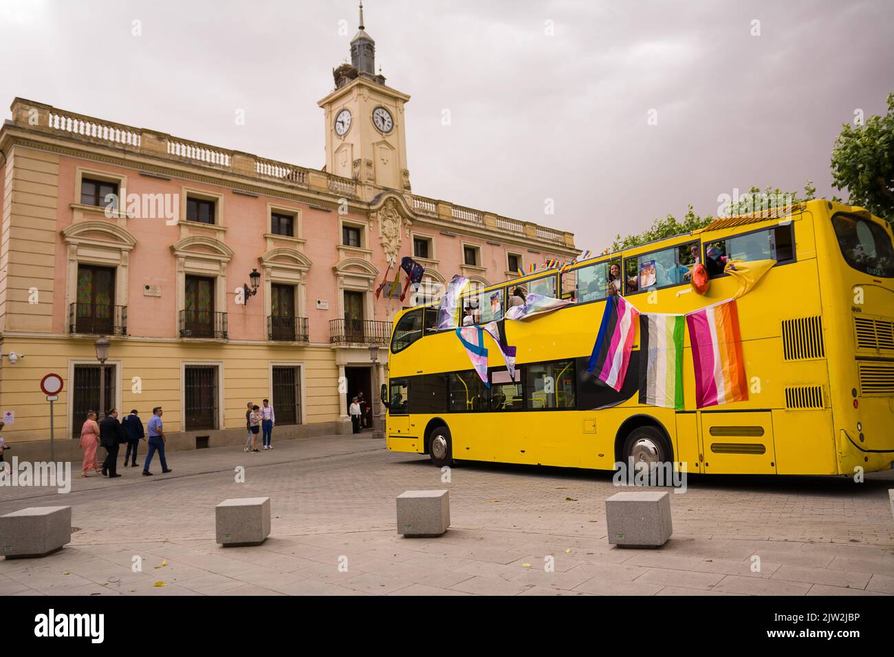Alcalá de Henares, España - 18 de junio de 2022: Autobús abierto con manifestantes LGBTQ por el orgullo gay frente al municipio de Alcalá de Henares Foto de stock