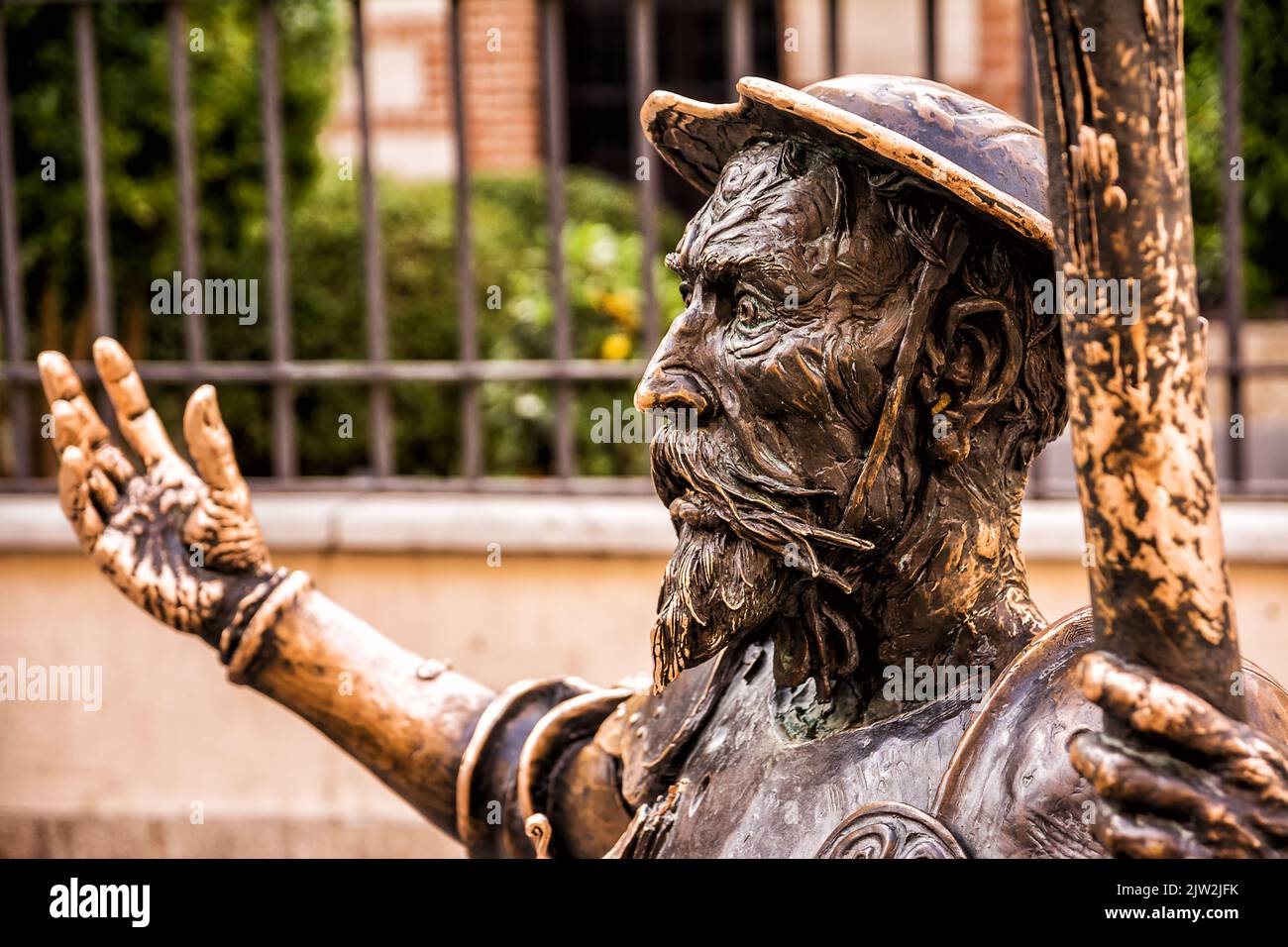 Primer plano de la cara de la estatua de Don Quijote de Cervantes frente a la casa de Alcalá de Henares Foto de stock