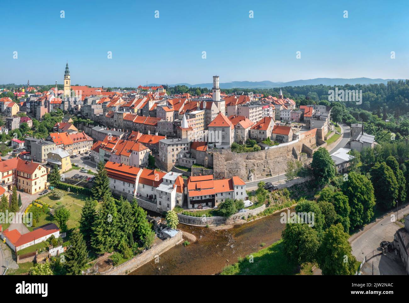 Vista aérea de la ciudad histórica Bystrzyca Klodzka, Baja Silesia, Polonia Foto de stock