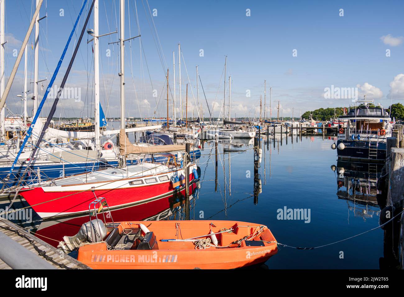 Fischerhafen an der Kieler Förde in Möltenort am frühen morgen im Sommer Foto de stock