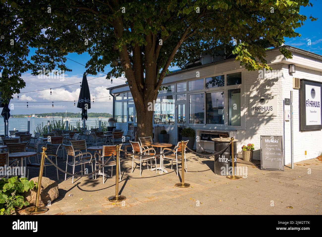 Kieler Förde im Heikendorfer Hafen am frühen Morgen ist das Restaurant Fährhus noch geschlossen Foto de stock