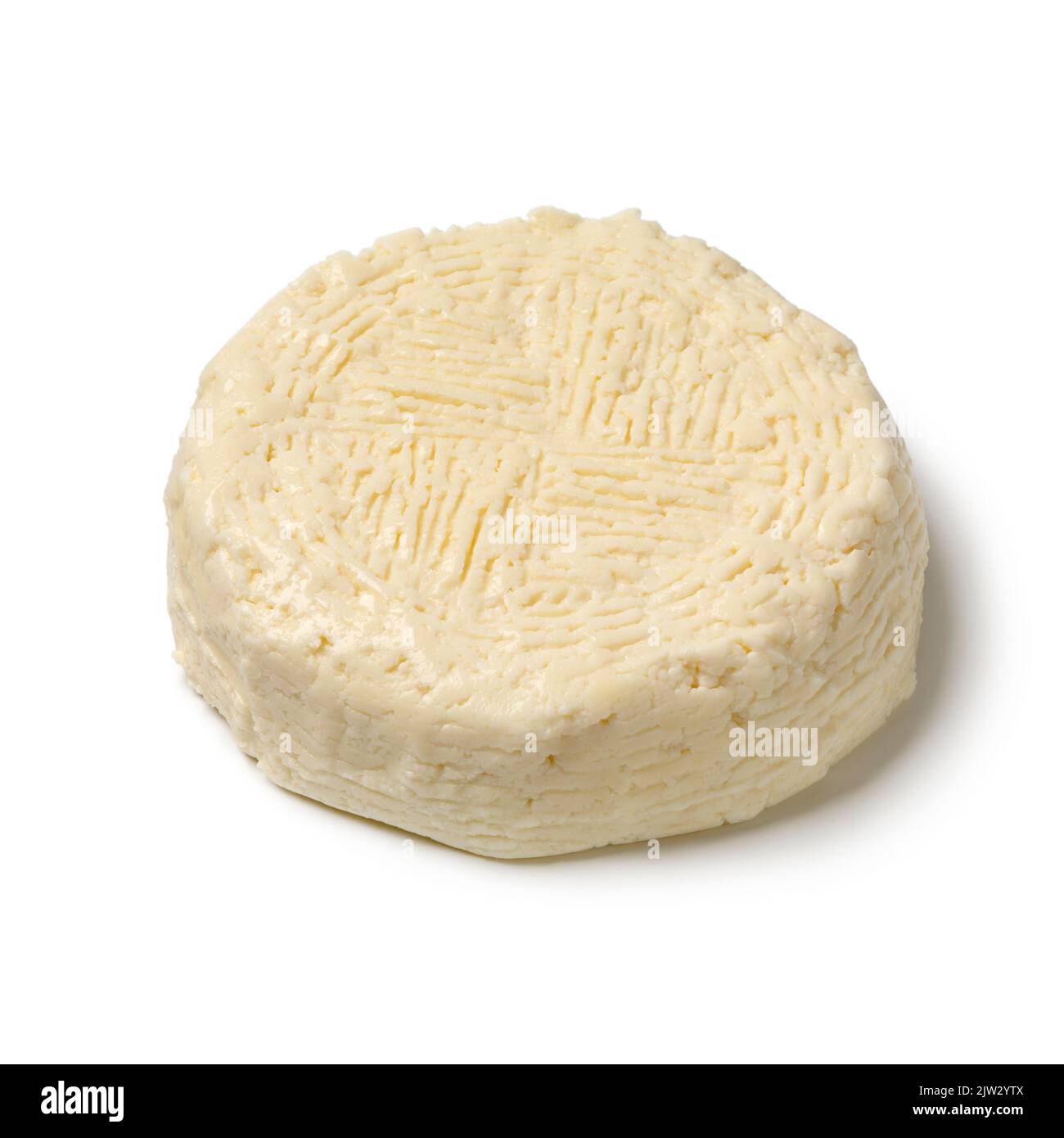 Una pieza de queso blanco casero tradicional croata de leche cocida, Kuhani sirevi, cerca aislado sobre fondo blanco Foto de stock