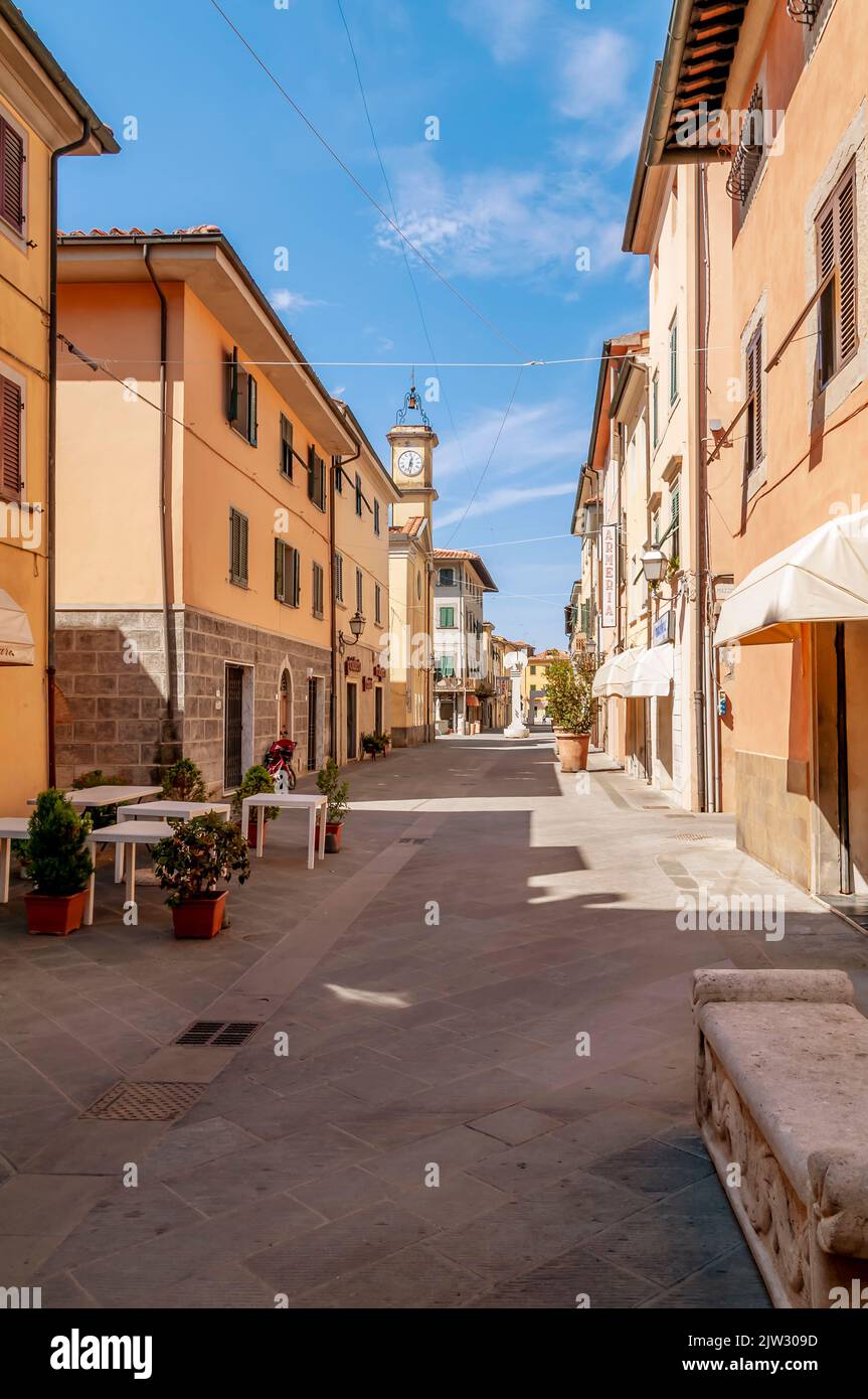 La calle principal en el casco antiguo de Ponsacco, Pisa, Italia, sin gente en un día soleado Foto de stock