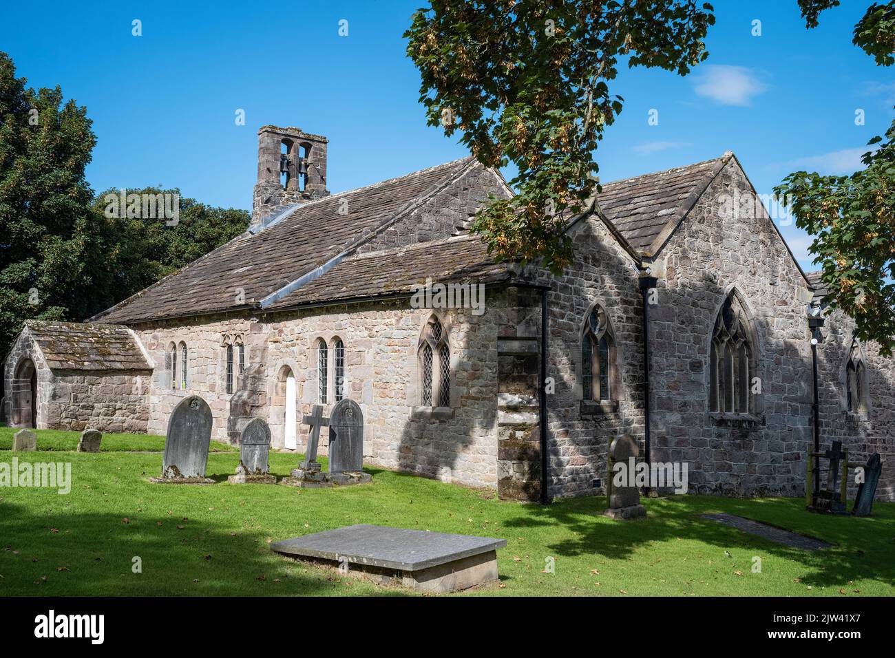 Las acogedoras fachadas sur y este de la iglesia de San Pedro, Heysham, Lancashire Foto de stock