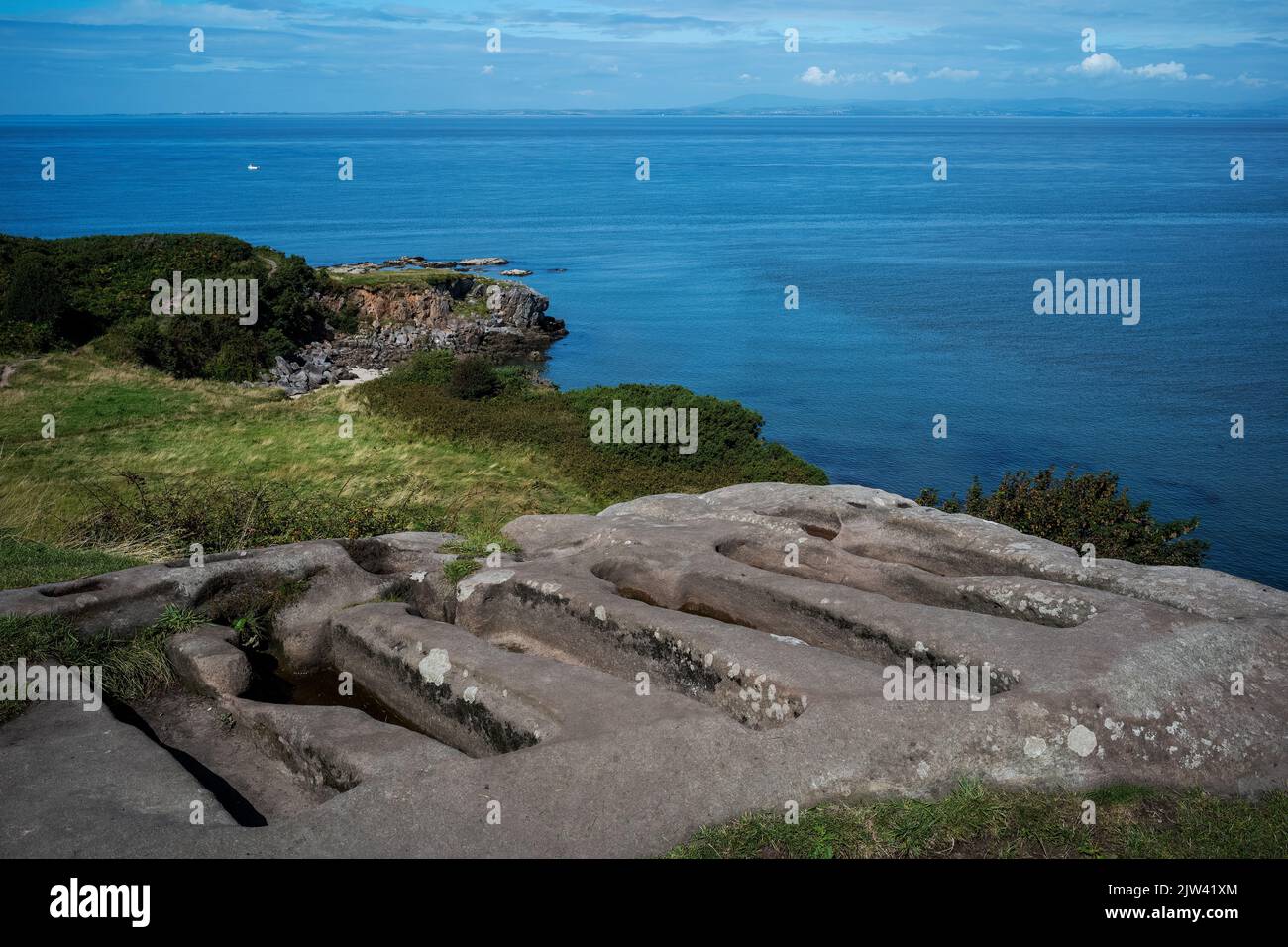 Las seis tumbas cortadas en roca adyacentes a la Capilla de San Patricio, Heysham Head, Lancashire, Reino Unido Foto de stock