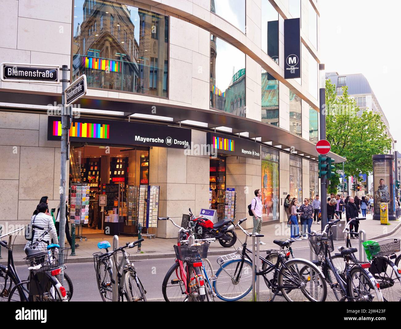 El distrito comercial de Schwadowstrasse/Königsallee en el centro de la ciudad de Düsseldorf/Alemania. Foto de stock