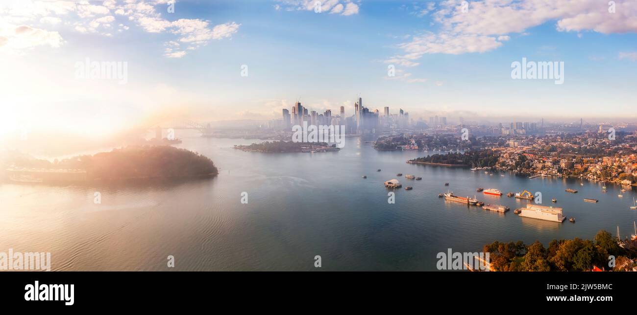 Vista aérea del horizonte del distrito central de negocios de la ciudad de Sídney a orillas del puerto en una mañana soleada desde los suburbios del Inner West y el río Parramatta. Foto de stock