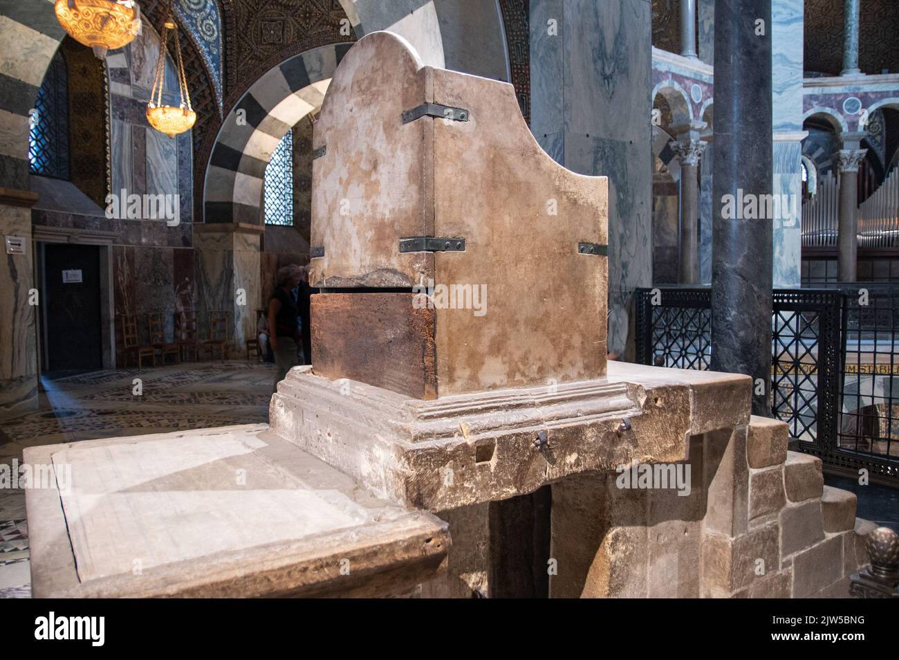 El trono real de Aquisgrán, también conocido como el trono de