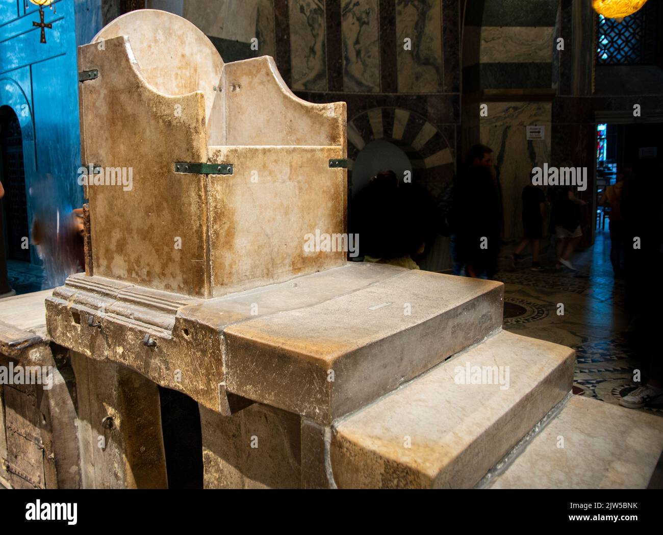 El trono real de Aquisgrán, también conocido como el trono de