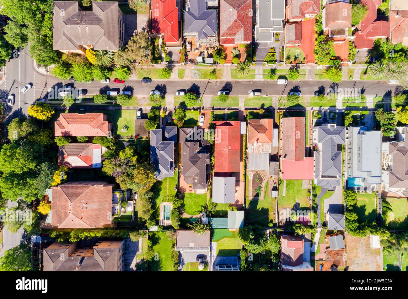 Carriles y calles residenciales verdes con casas independientes en la costa norte baja ricos barrio Chatswood de Greater Sydney - vista de arriba hacia abajo aérea. Foto de stock