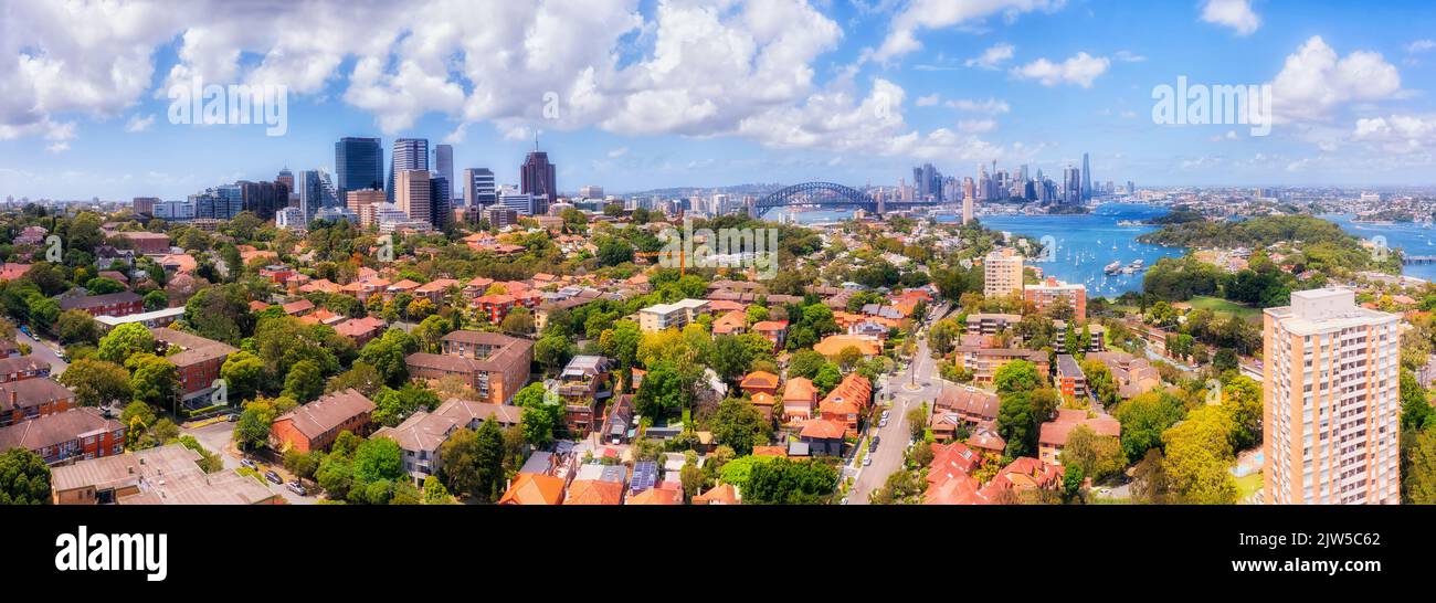 Vista panorámica aérea del paisaje urbano desde el norte de Sídney hasta el puerto y los puntos de interés de Australia en el distrito central de negocios de la ciudad. Foto de stock