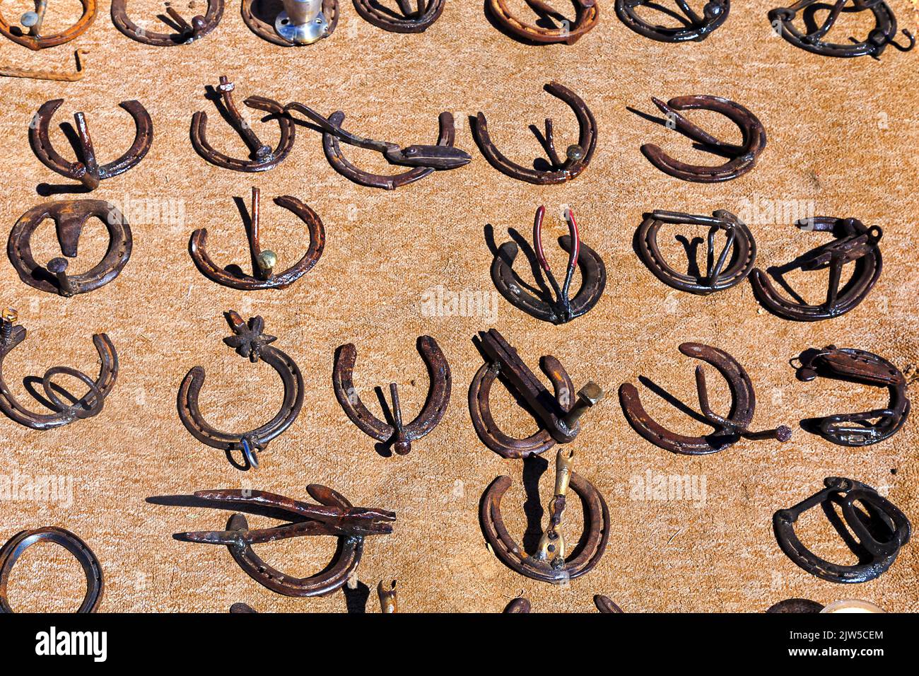 Colección de herraduras antiguas con pernos y nueces en la remota ciudad del Outback Lightning Ridge de Australia. Foto de stock