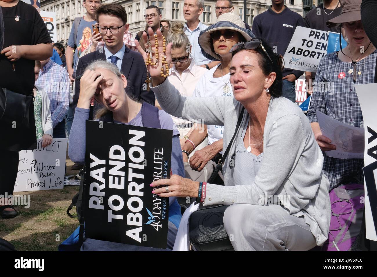 Londres, Reino Unido, 3rd de septiembre de 2022. Grupos cristianos pro-vida y líderes religiosos incluyendo obispos, tomaron parte en una marcha anual a través de Westminster a la Plaza del Parlamento, 'para proteger los derechos de los no nacidos' La vida de creer comienza desde la concepción. Este año el grupo marcó 10 millones de abortos llevados a cabo en el Reino Unido desde la aprobación de la Ley de Aborto de 1967. Crédito: Fotografía de la undécima hora/Noticias vivas de Alamy Foto de stock