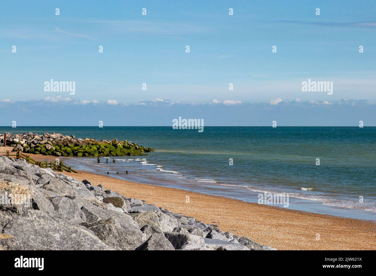 Mirando hacia el mar, hacia el océano, en Jury's Gap cerca de Camber Sands en East Sussex Foto de stock