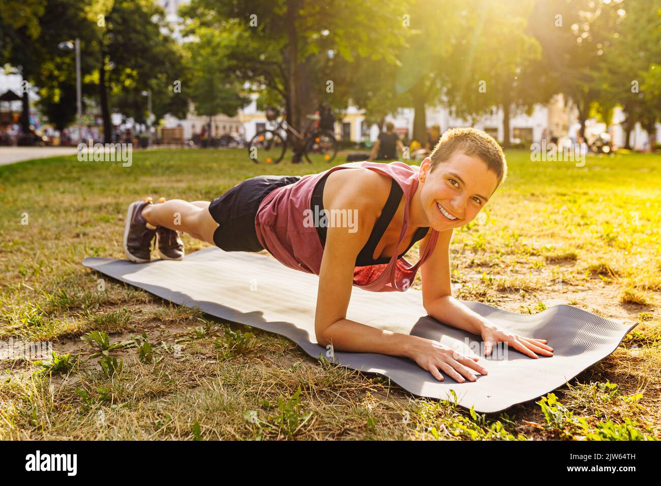 Chica adolescente va en deportes, yoga, en el parque Foto de stock